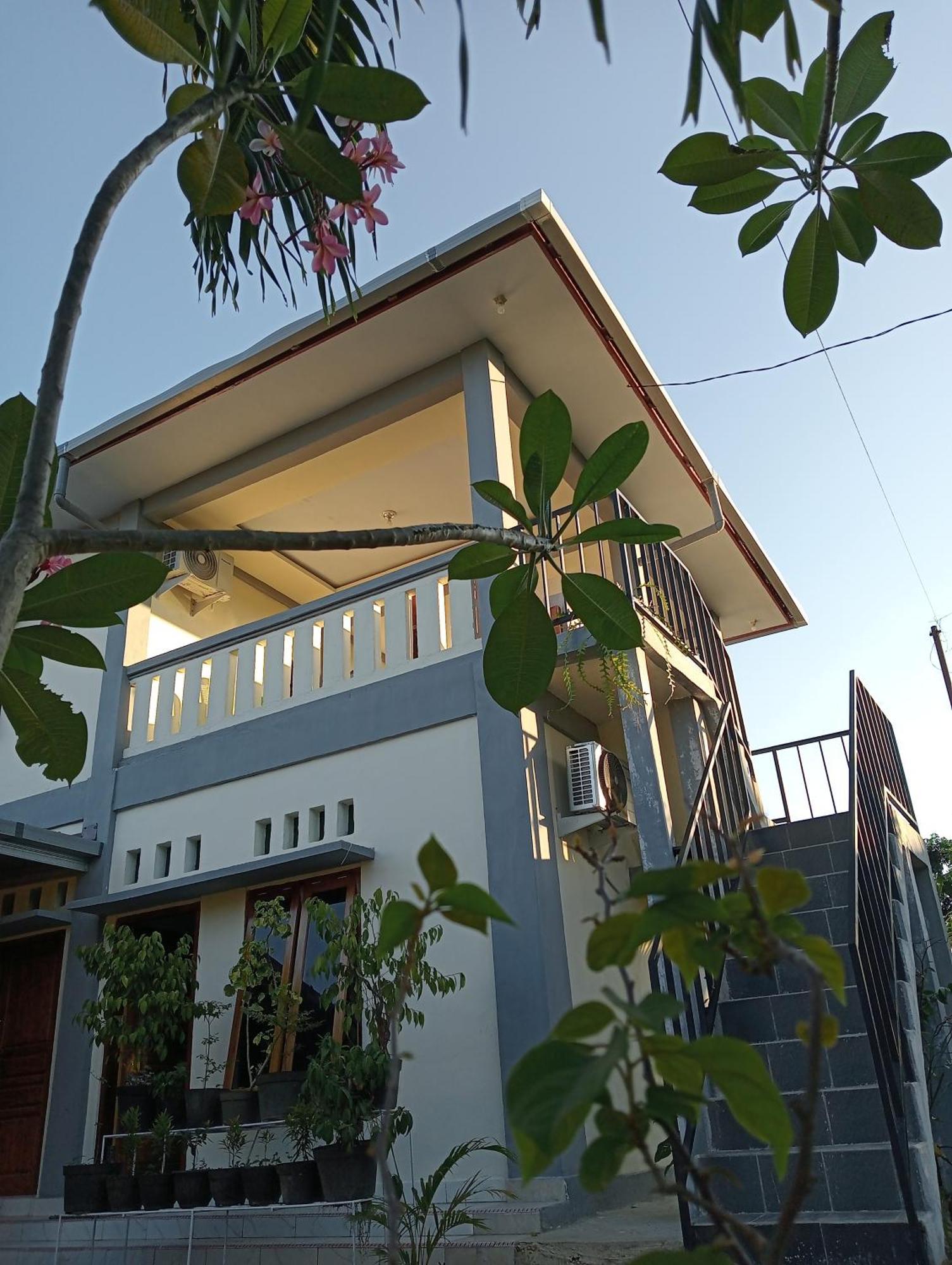 Yusilver Guest House Labuan Bajo Exterior photo