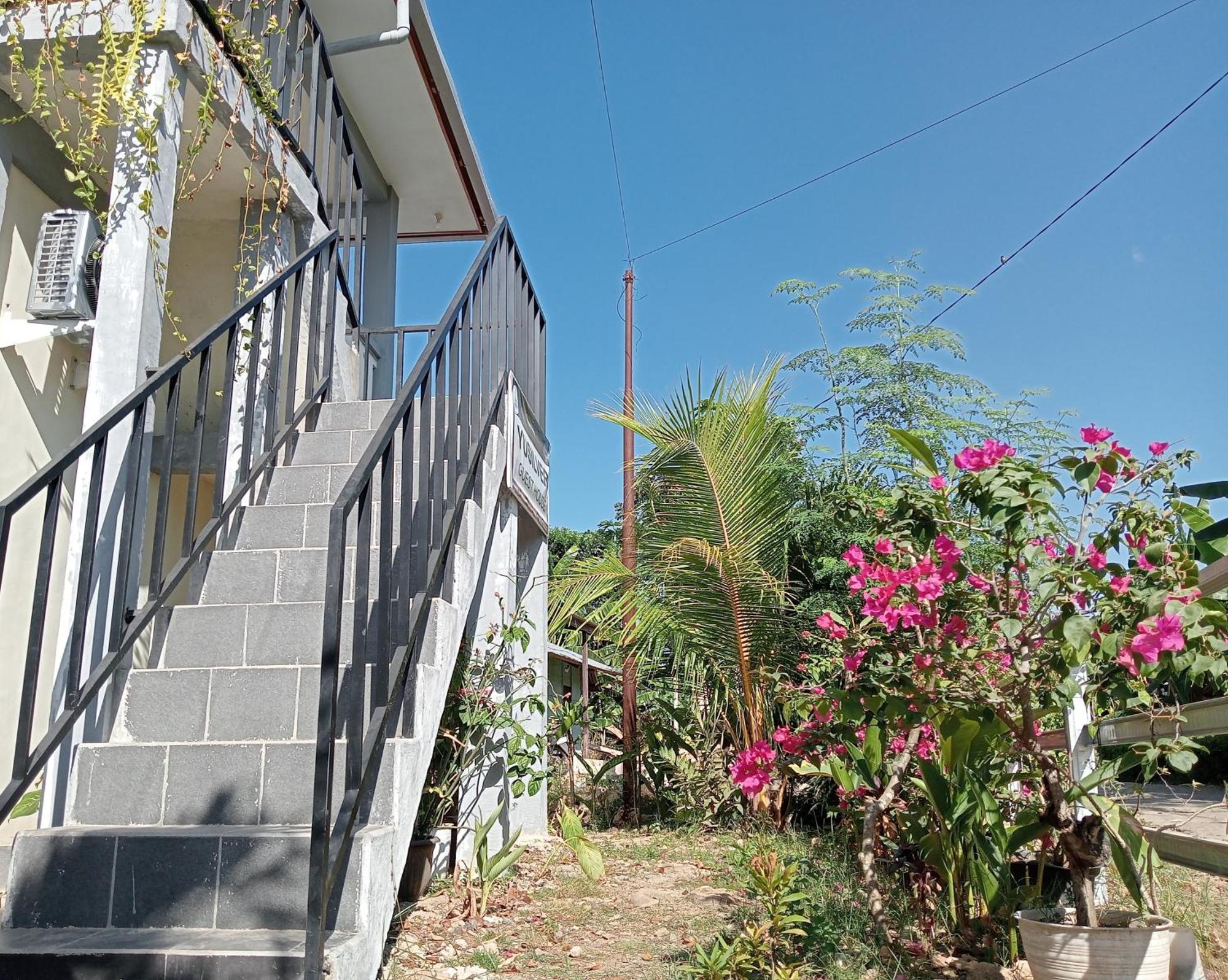 Yusilver Guest House Labuan Bajo Exterior photo